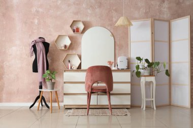 Kozmetik ürünleri ve ev bitkileriyle modern soyunma odasının şık bir iç mekanı.