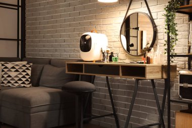 Tuvalet masası ve kozmetik buzdolabı olan modern bir oda.