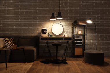 Tuvalet masası, kozmetik buzdolabı ve gece lambasıyla modern odanın şık bir iç mekanı.