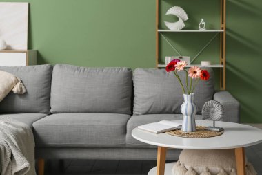 Oturma odasının iç tarafındaki vazoda duran güzel gerberalar.