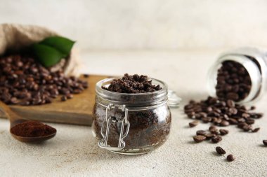 Kavanozlar dolusu kahve, vücut fırçası ve hafif grunge arka planda kahve çekirdekleri.