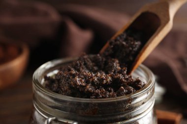 Kahve kaplı kavanoz arka planda, yakın plan.