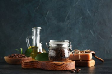 Kahveli vücut kompozisyonu kavanozda ovalama ve koyu grunge arka planda tahta kesme tahtası.