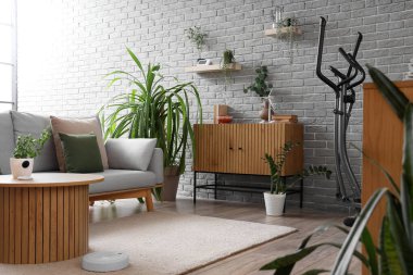 Oturma odasının içinde kanepe, çekmece ve eşyalar var.