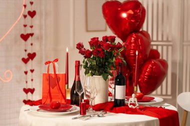 Sevgililer Günü 'nde servis edilen yemek masalı odanın içi, yakın plan.