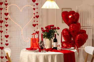 Sevgililer Günü 'nde servis edilen yemek masalı odanın içi.