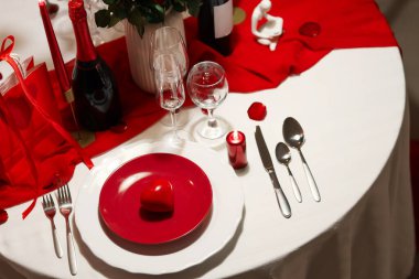 Sevgililer Günü kutlamaları için şenlik masası, yakın plan.