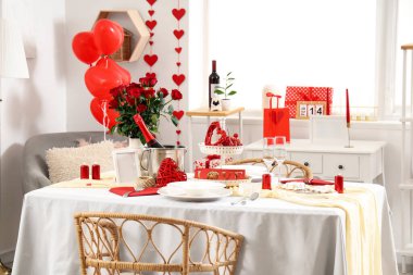 Sevgililer Günü 'nde servis edilen yemek masalı bir oda.