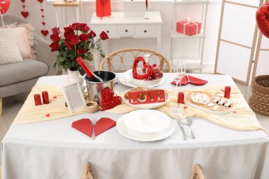 Sevgililer Günü kutlaması için şarap ve kırmızı güllerle yemek masası servis edildi.