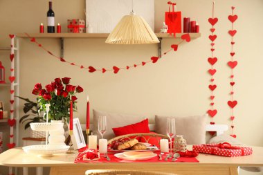 Sevgililer Günü için dekore edilmiş yemek odasındaki masa.