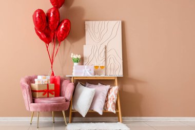 İçinde pembe koltuklar, yastıklar, hediye kutuları ve kalp şeklinde balonlar olan festival salonu. Sevgililer Günü kutlaması