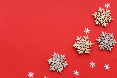 Kırmızı arkaplanda güzel dekoratif kar taneleri