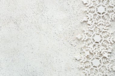 Beyaz arkaplanda güzel kar taneleri