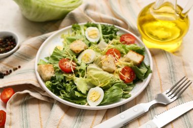 Lezzetli Sezar salatası, yağ ve beyaz arka planda bir kase biber.