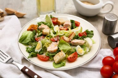 Gri arka planda lezzetli tavuklu Sezar salatası, yakın plan.