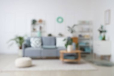 Konforlu kanepe, kahve masası ve oturma odasının iç tarafındaki bitkiler. Bulanık görünüm