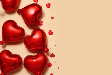 Bej arka planda kalp şeklinde hava balonları. Sevgililer Günü kutlaması