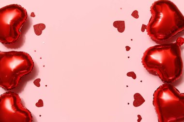 Pembe arka planda kalp şeklinde hava balonları. Sevgililer Günü kutlaması