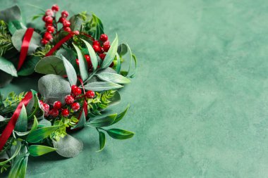 Grunge yeşil arka planda viburum ile güzel ökseotu çelengi, yakın plan