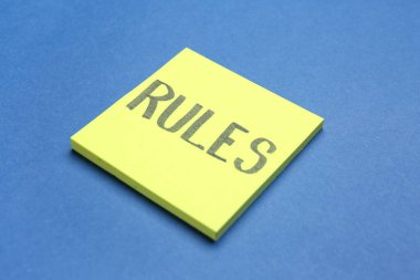 Mavi arkaplanda kelime kurallarıyla yapışkan notlar, yakın plan