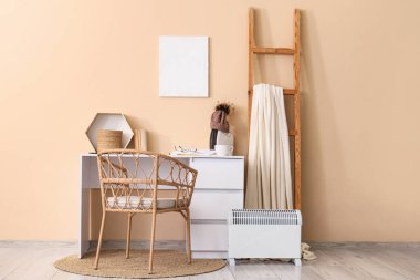 Bej duvarın yanında modern konveyör ısıtıcısı olan şık çalışma alanı