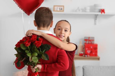 Evinde gül buketi olan sevimli küçük mutlu çocuklar. Sevgililer Günü kutlaması