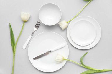 Gri arkaplanda güzel lale çiçekleri olan şık masa ayarları