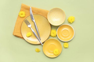 Yeşil arka planda güzel karahindiba çiçekleri olan şık bir masa.