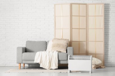 Modern ısıtıcı ve gri kanepeli şık bir oturma odası.