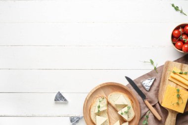 Lezzetli peynir, ekmek, mikro yeşil ve ahşap kaplama domatesli kompozisyon