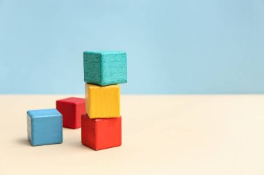 Renk arkaplanındaki renkli yapı küpleri