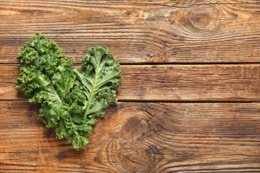 Ahşap arka planda taze lahana yaprakları