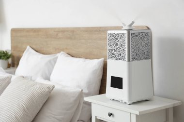 Modern hava nemlendirici açık yatak odasındaki masada.