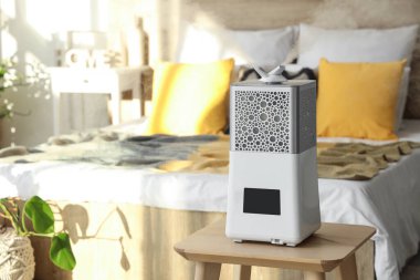 Modern hava nemlendirici yatak odasındaki masada, yakın plan.