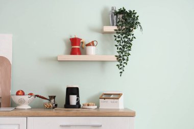 Kahve makinesi ve mutfak tezgahında yiyecek.