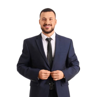 Takım elbiseli genç işadamı beyaz arka planda kravat takıyor