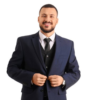 Takım elbiseli genç işadamı beyaz arka planda kravat takıyor