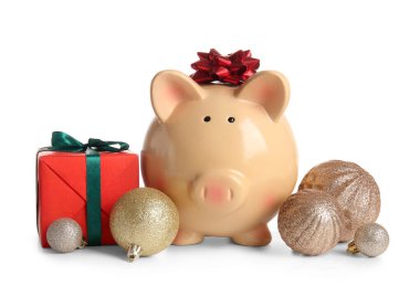 Güzel Noel topları ve beyaz arka planda hediye kutusu olan domuz kumbarası.