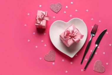 Pembe arka planda hediye kutuları olan güzel bir masa. Sevgililer Günü kutlaması