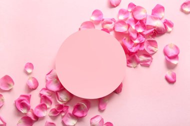 Pembe arka planda gül yaprakları olan boş bir kart.