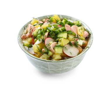 Beyaz arka planda izole edilmiş bir kase lezzetli okroshka.