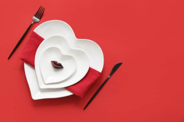 Kırmızı arka planda dudakları olan güzel bir masa. Sevgililer Günü kutlaması