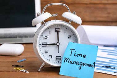 Time MANAGEMENT, Alarm Saati, Mali Belgeler ve ahşap arka planda aygıtlar içeren yapışkan bir not