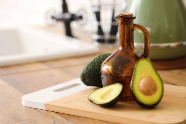 Mutfak tezgahında bir sürahi taze avokado yağı.