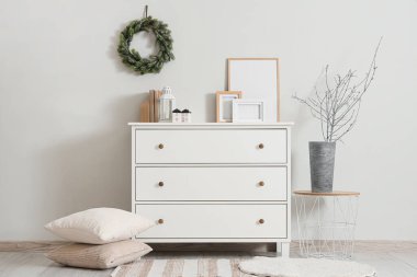 Klozet ve Noel çelengi olan oturma odasının içinde.