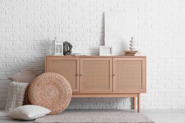 Klozet, puf ve Noel dekorlu bir oda.