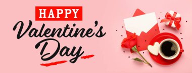 Zarf, gül, hediye ve pembe arka planda bir fincan kahve. Sevgililer Günü kutlamaları için afiş