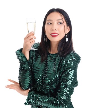 Beyaz arka planda bir bardak şampanyası olan genç Asyalı kadın. Yeni yıl kutlaması