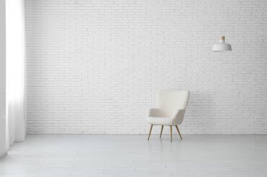 Süslü boş odada beyaz koltuk