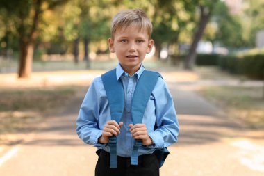 Sırt çantalı şirin bir çocuk.